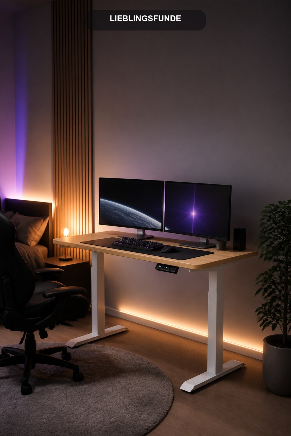 Kleines Gamerzimmer mit höhenverstellbarem Schreibtisch in Weiß und Eiche, zwei Monitoren und warmem indirektem Licht
